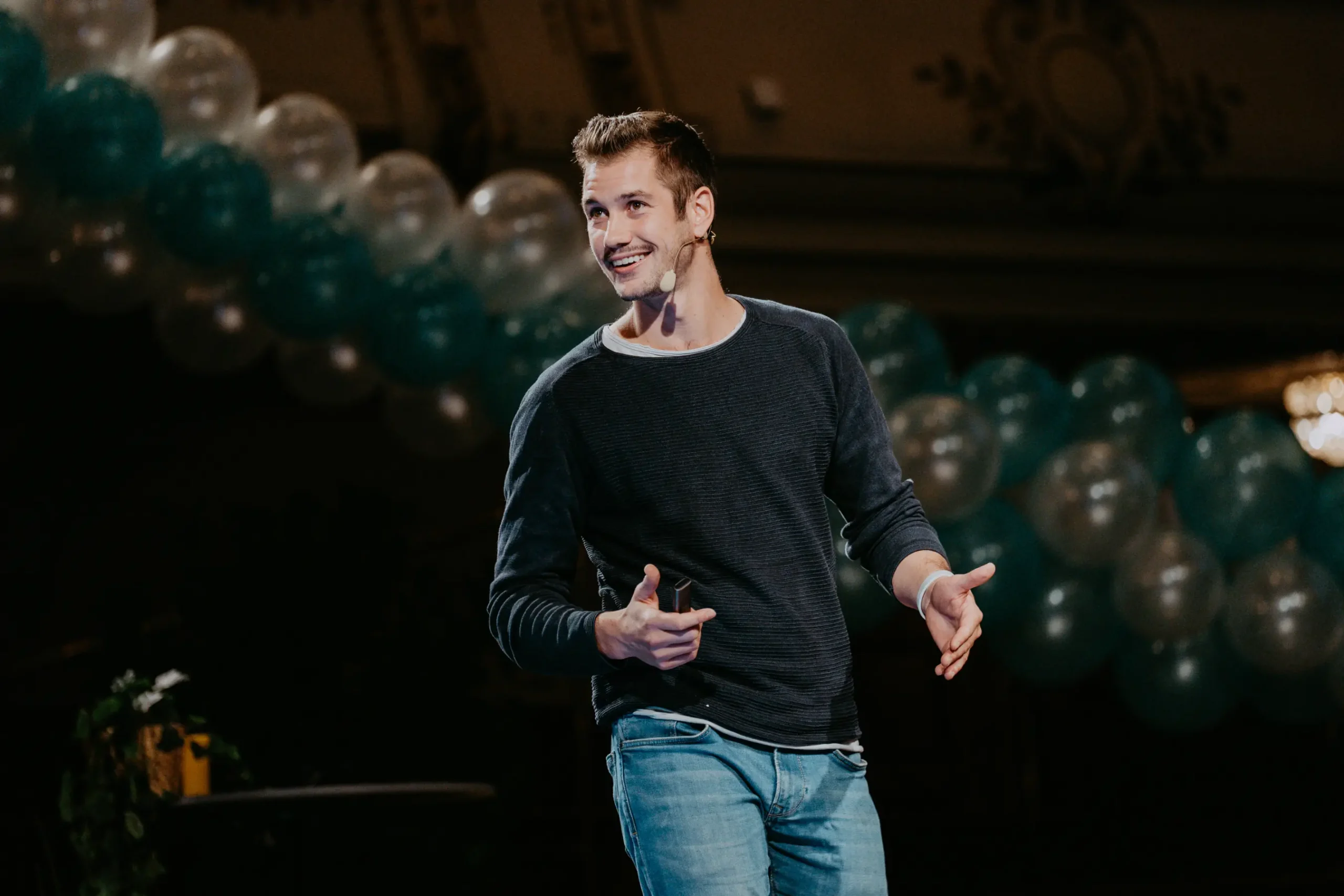 Georg Merkscha lächelnd auf der Bühne